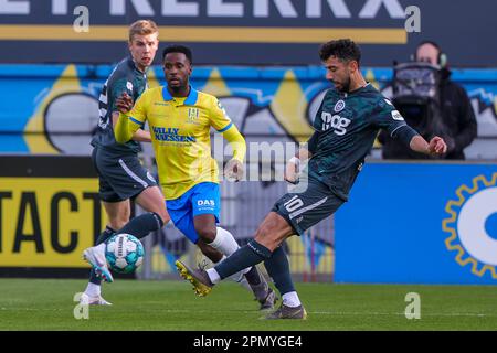 15-04-2023: Sport: RKC/Groningen WAALWIJK, NIEDERLANDE - APRIL 15: Florian Jozefzoon (RKC Waalwijk) und Daleho Irandust (FC Groningen) während der Stockfoto