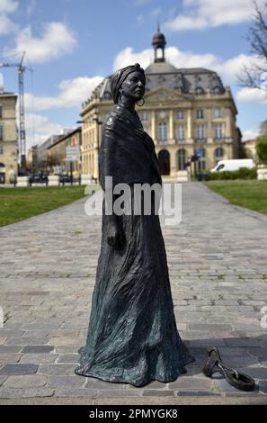 Bordeaux, Frankreich. 15. April 2023. Statue von Marthe Adéalide Modeste TestAS (1765 - 1870) Afrikanischer Sklave, gekauft von den Menschen von Bordeaux und deportiert nach Saint-Domingue am Quai des Chartrons in Bordeaux, Frankreich, am 15. April 2023. Al Pouessi, getauft Marthe Adélaide Modeste TestAS und unter dem Namen Modeste TestAS bekannt, war eine äthiopische Frau, die versklavt, von Händlern aus Bordeaux gekauft und anschließend freigelassen wurde, nachdem sie auf drei Kontinenten gelebt hatte. Foto: Patrice Pierrot/ABACAPRESS.COM Kredit: Abaca Press/Alamy Live News Stockfoto