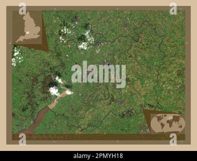 Gloucestershire, Verwaltungsbezirk England - Großbritannien. Satellitenkarte mit niedriger Auflösung. Standorte der wichtigsten Städte der Region. Ecken-auxil Stockfoto