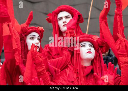 Red-Rebel-Brigade bei der Ausrottung Rebellion-Protest Berlin 15. April 2023. Demonstranten, darunter Mitglieder des Extinction Rebellion, marschierten vom Bayer AG Pharmaceuticals Centre ( Nord-Ost-Zentral-Berlin) zum Bundesministerium für Ernährung und Landwirtschaft in der Mitte Berlins. Außerhalb des Ministeriums fand ein 'Tod in' von Demonstranten statt, die als Tiere verkleidet waren, und erlebte die Ankunft der 'Roten Rebellen-Brigade' vom Aussterben der Rebellion. Berlin Deutschland. Picture Credit Garyroberts/worldwidefeatures.com. April 2023. Demonstranten, darunter Mitglieder des Extinction Rebellion, marschierten von der Bayer AG Pharmaceutica Stockfoto