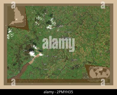 Gloucestershire, Verwaltungsbezirk England - Großbritannien. Satellitenkarte mit niedriger Auflösung. Standorte und Namen der wichtigsten Städte der Region. Co Stockfoto
