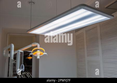Zahnarztschrank mit Stuhllampen und anderen professionellen Geräten Stockfoto