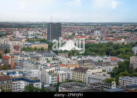 Luftaufnahme von Berlin mit Tempodrom - Berlin, Deutschland Stockfoto