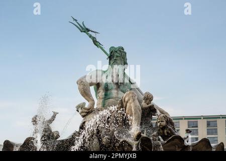 Details zur Neptun-Statue am Neptun-Brunnen (Brunnen entworfen von Reinhold Begas 1891) - Berlin, Deutschland Stockfoto