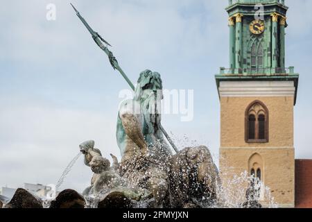 Details zur Neptun-Statue am Neptun-Brunnen (Brunnen entworfen von Reinhold Begas 1891) - Berlin, Deutschland Stockfoto