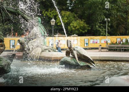 Schildkrötenskulptur am Neptunbrunnen (1891 von Reinhold Begas entworfener Brunnen) - Berlin, Deutschland Stockfoto