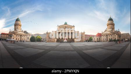 Panoramablick auf den Gendarmenmarkt mit französischem und deutschem Dom und Berliner Konzerthalle - Berlin, Deutschland Stockfoto