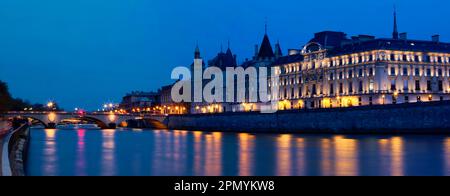 Wunderschöne Aussicht auf seine und Conciergerie bei Nacht in Paris. Stockfoto