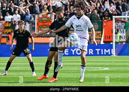 Venedig, Italien. 15. April 2023. Palermoâ&#x80;&#X99;s Edoardo Soleri während des Fußballspiels der italienischen Serie BKT Venezia FC gegen Palermo FC im Pier Luigi Penzo Stadion in Venedig, Italien, 15. April 2023 Kredit: Independent Photo Agency/Alamy Live News Stockfoto