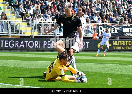 Venedig, Italien. 15. April 2023. Veneziaâ&#x80;&#X99;s Jesse Joronen während des Fußballspiels der italienischen Serie BKT Venezia FC gegen Palermo FC im Pier Luigi Penzo Stadion in Venedig, Italien, 15. April 2023 Kredit: Independent Photo Agency/Alamy Live News Stockfoto