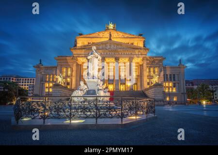 Schiller-Denkmal und Berliner Konzerthalle am Gendarmenmarkt bei Nacht (Skulptur des Reinhold Begas, 1869) - Berlin, Deutschland Stockfoto