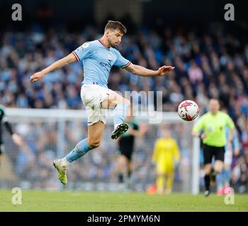 Etihad Stadium, Manchester, Großbritannien. 15. April 2023. Premier League Football, Manchester City gegen Leicester City; R&#xfa;ben Dias von Manchester City kontrolliert einen High Ball in der Luft Credit: Action Plus Sports/Alamy Live News Stockfoto