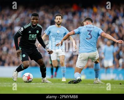 Etihad Stadium, Manchester, Großbritannien. 15. April 2023. Premier League Football, Manchester City gegen Leicester City; Kelechi Iheanacho von Leicester City schlägt R&#xfa;ben Dias von Manchester City Credit: Action Plus Sports/Alamy Live News Stockfoto