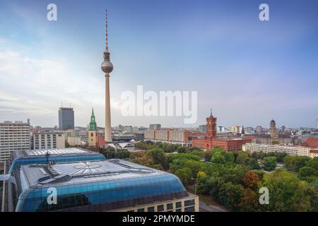 Blick auf Berlin aus der Vogelperspektive mit Fernsehturm, St. Marienkirche, Berliner Rathaus und Altes Rathaus - Berlin, Deutschland Stockfoto