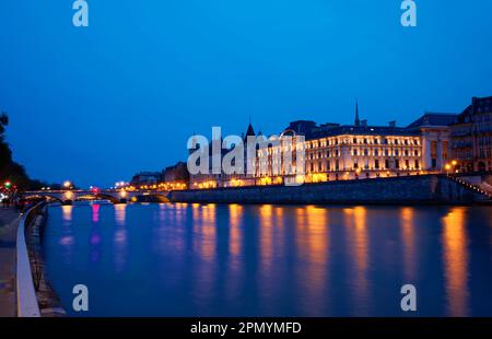 Wunderschöne Aussicht auf seine und Conciergerie bei Nacht in Paris. Stockfoto