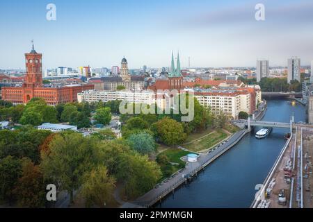 Blick auf Berlin aus der Vogelperspektive mit St. Nicholas-Kirche, Berliner Rathaus, Altes Rathaus und Spree - Berlin, Deutschland Stockfoto