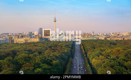 Luftaufnahme der Berliner Skyline mit allen wichtigen Wahrzeichen, Tiergarten und deutschem Parlament - Berlin, Deutschland Stockfoto