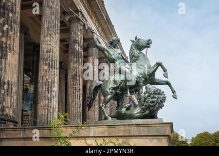 Löwenkämpferstatue vor dem Alten Museum - Berlin, Deutschland Stockfoto