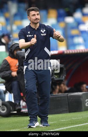 Neapel, Italien. 15. April 2023. Salvatore Bocchetti zweiter Coach Hellas Verona während der Serie Ein Spiel zwischen SSC Napoli und Hellas Verona im Diego Armando Maradona Stadium Credit: Live Media Publishing Group/Alamy Live News Stockfoto