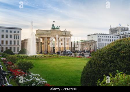 Brandenburger Tor und Brunnen am Pariser Platz - Berlin Stockfoto