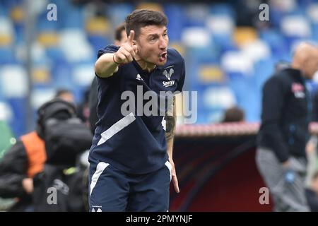 Neapel, Italien. 15. April 2023. Salvatore Bocchetti zweiter Coach Hellas Verona während der Serie Ein Spiel zwischen SSC Napoli und Hellas Verona im Diego Armando Maradona Stadium Credit: Live Media Publishing Group/Alamy Live News Stockfoto