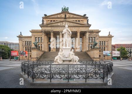 Schiller-Denkmal vor der Berliner Konzerthalle am Gendarmenmarkt - Berlin Stockfoto