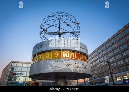 Weltzeituhr am Alexanderplatz - Berlin Stockfoto