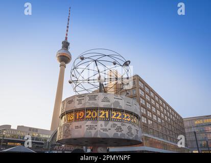 Weltzeituhr und Fernsehturm am Alexanderplatz - Berlin Stockfoto