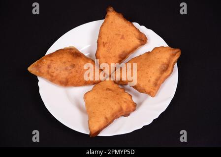 Afrikanischer Donut „Mandazi“ weich und schmackhaft auf einem isolierten Hintergrund Stockfoto