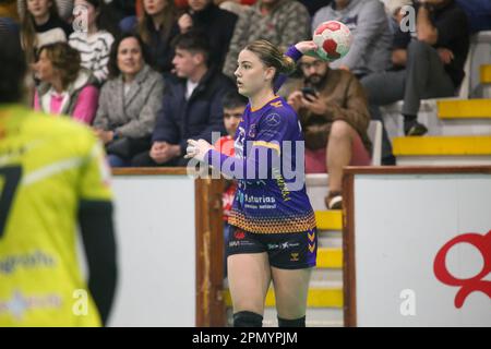 Gijon, Spanien, 15. April 2023: Motive.co Gijons Spielerin Mina Novovic (23) mit dem Ball während des 22. Matchday der Iberdrola League 2022-23 zwischen Motive.co Gijon und Grafometal La Rioja am 15. April 2023 im La Arena Sports Pavilion, Gijon, Spanien. Kredit: Alberto Brevers / Alamy Live News Stockfoto