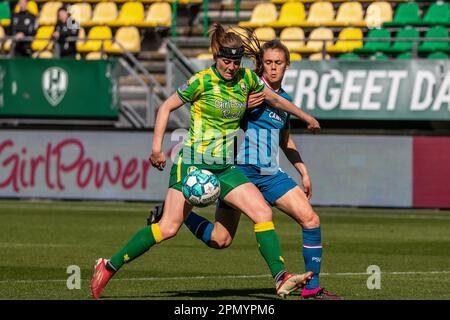 Rotterdam, Niederlande. 15. April 2023. Den Haag, Niederlande, April 15. 2023: Wielle Douma (links, 13 ADO Den Haag) und Joelle Smits (rechts, 9 PSV) in Aktion während des Spiels KNVB Beker vrouwen zwischen ADO Den Haag und PSV im Bingoal Stadion in Den Haag, Niederlande. (Leiting Gao/SPP) Kredit: SPP Sport Press Photo. Alamy Live News Stockfoto