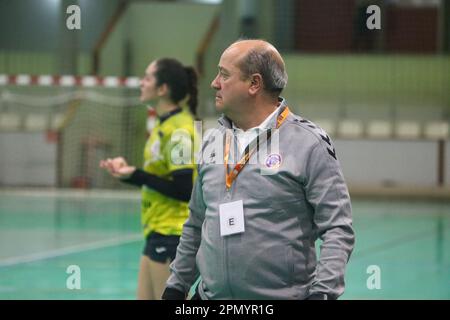 Gijon, Spanien, 15. April 2023: Der Trainer von Motive.co Gijon, Luis Avelino Alvarez während des 22. Matchday der Iberdrola League 2022-23 zwischen Motive.co Gijon und Grafometal La Rioja am 15. April 2023 im La Arena Sports Pavilion, Gijon, Spanien. Kredit: Alberto Brevers / Alamy Live News Stockfoto