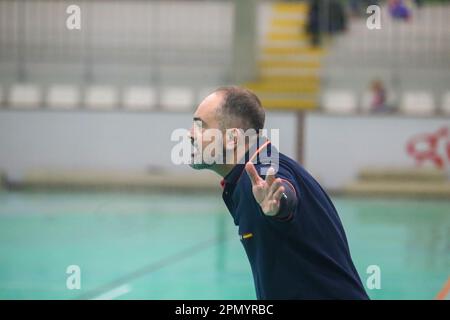 Gijon, Spanien, 15. April 2023: Der Cheftrainer von Grafometal La Rioja, Juan Jose Gonzalez während des 22. Matchday der Iberdrola League 2022-23 zwischen Motive.CO Gijon und Grafometal La Rioja am 15. April 2023 im La Arena Sports Pavilion, Gijon, Spanien. Kredit: Alberto Brevers / Alamy Live News Stockfoto