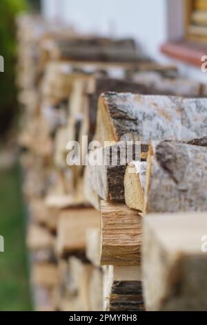 Gehacktes Holz in einem Vorstadthaus Stockfoto