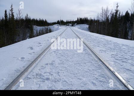 Die Bahn im Schnee bedeckte den Boden. Stockfoto