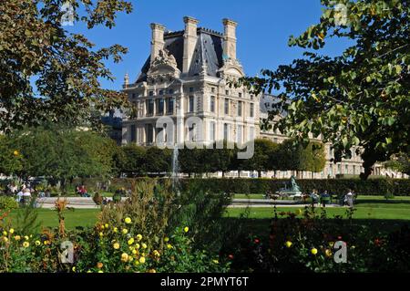 Der Pavillon de Flore, Teil des Louvre-Palastes in Paris, aus Sicht des Tuileriengartens (Jardin des Tuileries). Stockfoto