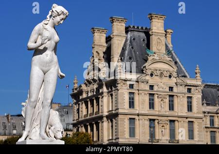 Der Pavillon de Flore am Louvre in Paris ist hinter der Skulptur Nymphe von Louis Auguste Lévêque im Tuilerien-Garten zu sehen. Stockfoto