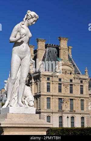 Der Pavillon de Flore am Louvre in Paris ist hinter der Skulptur Nymphe von Louis Auguste Lévêque im Tuilerien-Garten zu sehen. Stockfoto