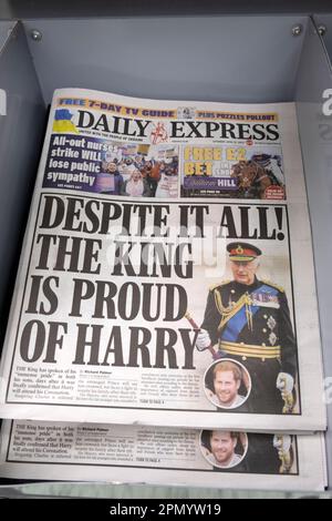 Trotz allem! Der König ist stolz auf Harry' Tageszeitung Express Titelseite Schlagzeile Charles Prince Harry Krönung article15. April 2023 London Stockfoto