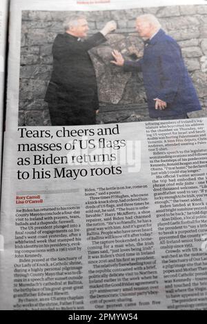 "Tränen, Jubel und Massen von US-Flaggen, während Biden zu seinen Mayo-Wurzeln zurückkehrt" Schlagzeile der Zeitung Guardian Joe Biden Besuch in Irland Artikel 15. April 2023 Stockfoto
