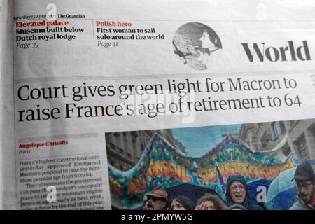 „Court gibt grünes Licht für Macron, Frankreichs Rentenalter auf 64 Jahre zu erhöhen“, Schlagzeile der Zeitung Guardian, 15. April 2023, London UK Stockfoto