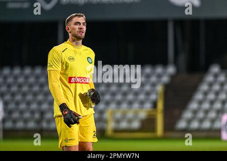 Torhüter Jari De Busser (20) von Lommel, der während des 7. Spieltags bei den Challenger Pro League Relegation Play-offs für die Saison 2022-2023 in Lommel, Belgien, bei einem Fußballspiel zwischen SK Lommel und KMSK Deinze am Freitag, den 14. April 2023, abgebildet wurde. FOTO SPORTPIX | Stijn Audooren Stockfoto