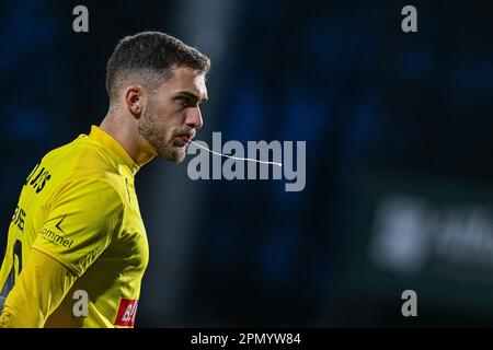 Torhüter Jari De Busser (20) von Lommel, der während des 7. Spieltags bei den Challenger Pro League Relegation Play-offs für die Saison 2022-2023 in Lommel, Belgien, bei einem Fußballspiel zwischen SK Lommel und KMSK Deinze am Freitag, den 14. April 2023, abgebildet wurde. FOTO SPORTPIX | Stijn Audooren Stockfoto