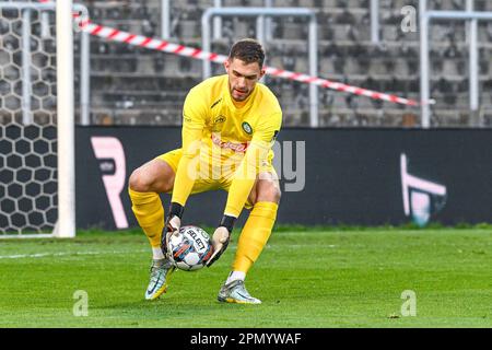 Torhüter Jari De Busser (20) von Lommel, der während des 7. Spieltags bei den Challenger Pro League Relegation Play-offs für die Saison 2022-2023 in Lommel, Belgien, bei einem Fußballspiel zwischen SK Lommel und KMSK Deinze am Freitag, den 14. April 2023, abgebildet wurde. FOTO SPORTPIX | Stijn Audooren Stockfoto