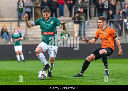 Theo Pierrot (26) von Lommel und Liam Scott Fraser (4) von KMSK Deinze, das während eines Fußballspiels zwischen SK Lommel und KMSK Deinze während des 7. Spieltags in den Challenger Pro League Relegation Play-offs für die Saison 2022-2023 am Freitag, den 14. April 2023 in Lommel gezeigt wurde, Belgien . FOTO SPORTPIX | Stijn Audooren Stockfoto