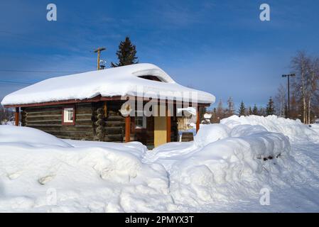 Eine kleine Holzkabine, die mit Schnee bedeckt ist Stockfoto