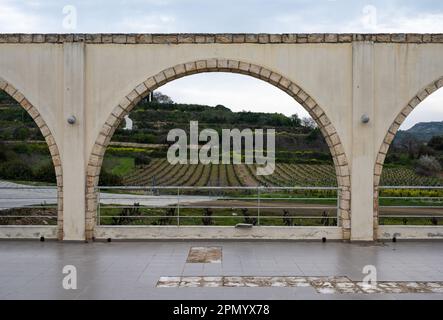 Stroumbi, Zypern, 22. März 2023 - Eingangsbogen des Weinguts Kamanterena mit Blick über die Weinberge Stockfoto