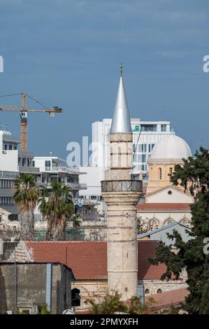 Limassol, Zypern - 23. März 2023 - Turmblick über die Dächer und die Skyline der Stadt Stockfoto