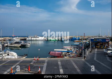 Limassol, Zypern - 23. März 2023 - Panoramablick über den Hafen und die Fußgängerzone Stockfoto