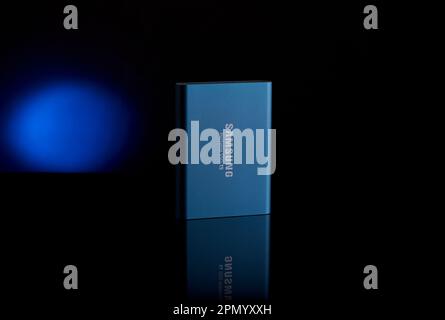 Samsung T5 SSD-Laufwerk isoliert auf schwarzem Hintergrund. Stockfoto